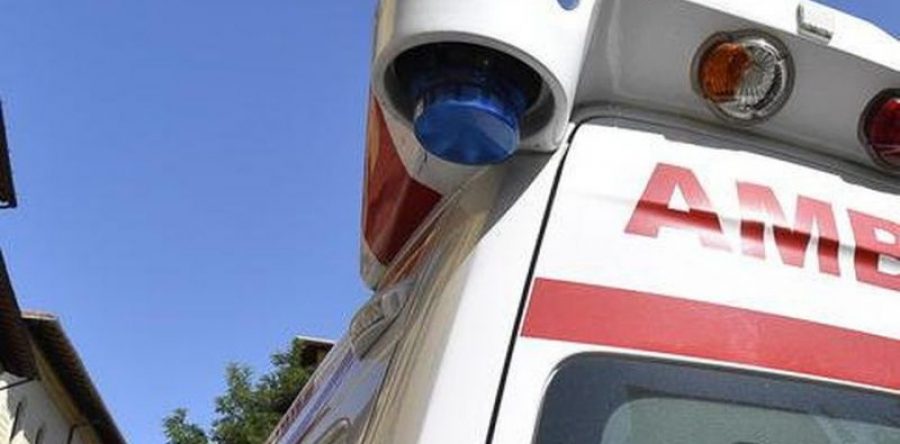 Auto passa con il rosso e centra un taxi: 5 feriti