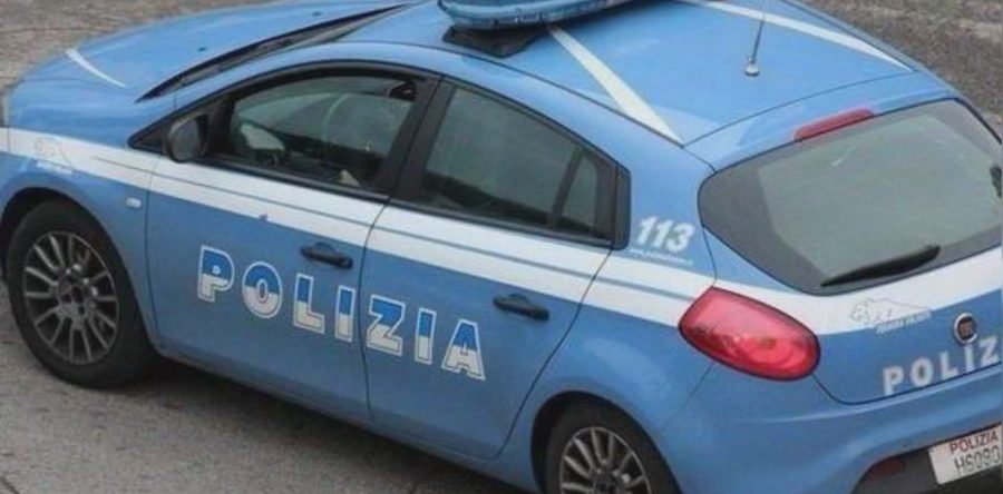 Violenza al bar, ruba dalla cassa poi accoltella un cliente
