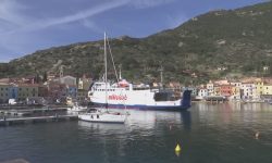 Cade sugli scogli, ferito un 12enne