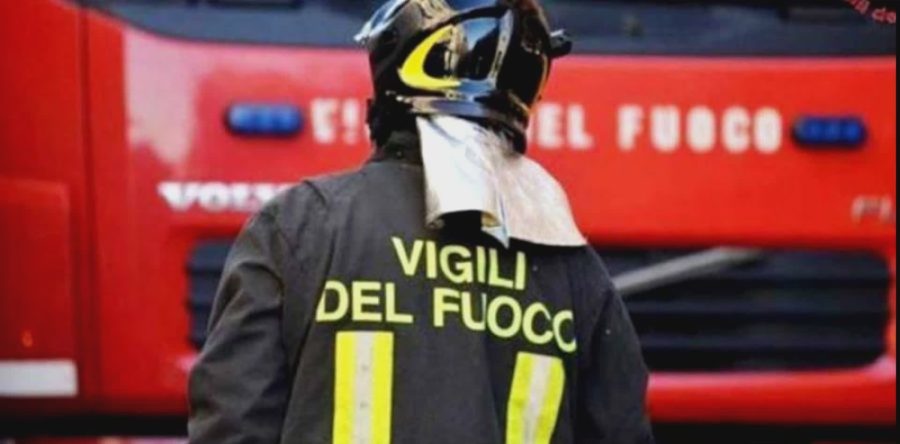 Crolla un solaio, cinque appartamenti evacuati