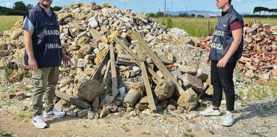 Utilizza area come discarica abusiva, denunciato
