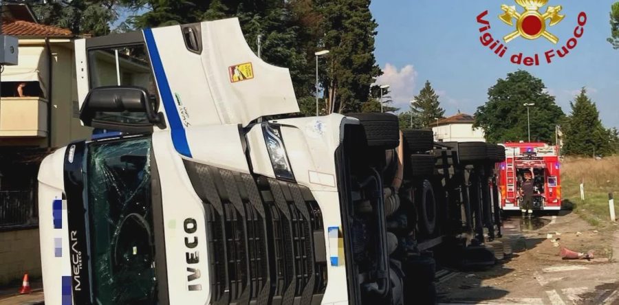Tir si ribalta nel pisano, ferito il conducente