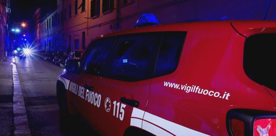 Fiamme in un palazzo del centro, alcuni intossicati