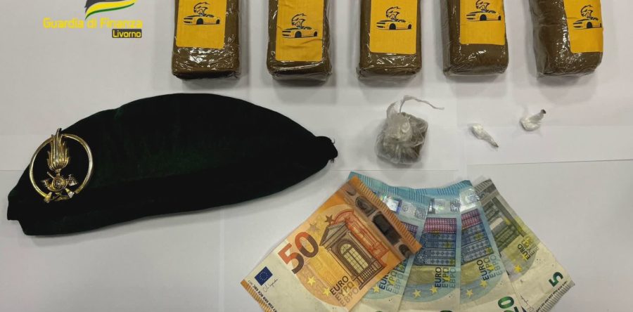 Controlli in centro, arrestato con mezzo chilo di droga