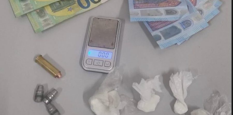 Polizia arresta un uomo per possesso di droga e proiettili