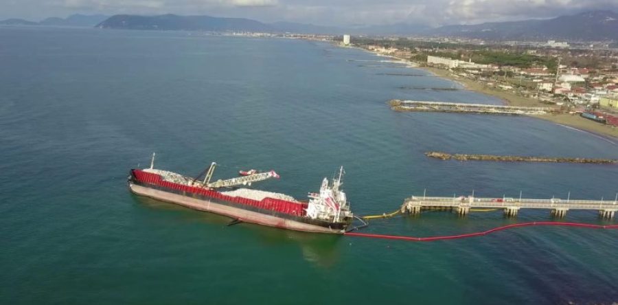 A Marina di Massa proseguono le operazioni di bonifica