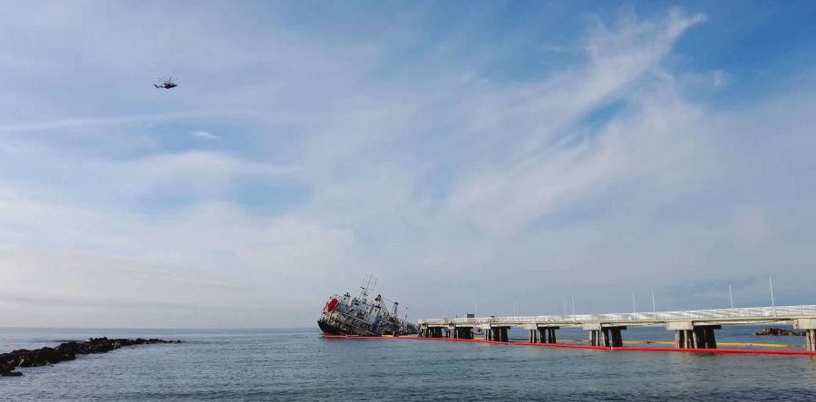 Nave incagliata, interdetta l’area marina davanti al pontile