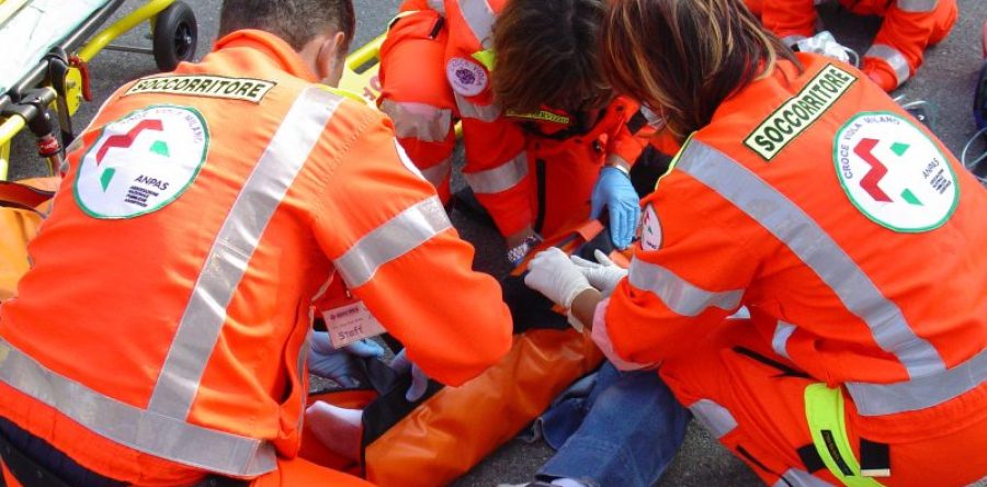 Un morto in strada, malore o incidente?
