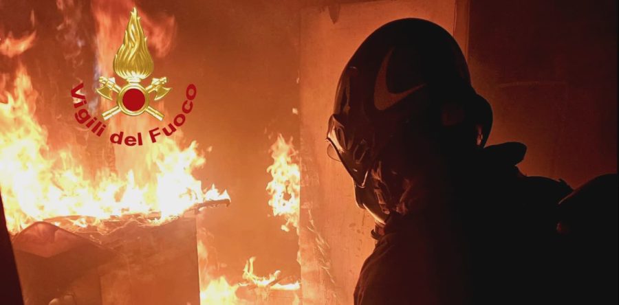 Incendio in una pizzeria evacuati sette appartamenti