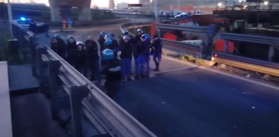 Protesta contro le armi al porto, sgomberati i manifestanti