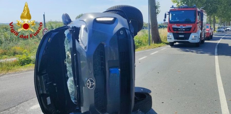 Auto ribaltata a Fornacette, intervengono i Vigili del Fuoco