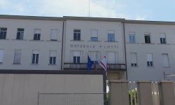Professore salva con defibrillatore un suo studente