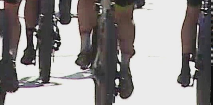 Auto travolge gruppo di ciclisti, due sono in prognosi riservata