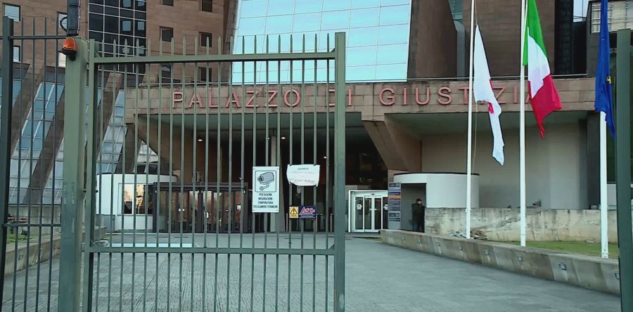 Rivela alla moglie di essere gay, lei gli fa causa